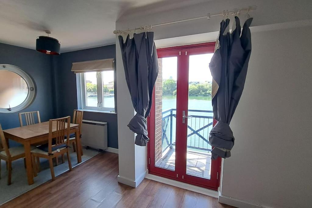 Wapping 700sqft 2 Bedroom - South Facing Dockside Views - Secure Parking Londra