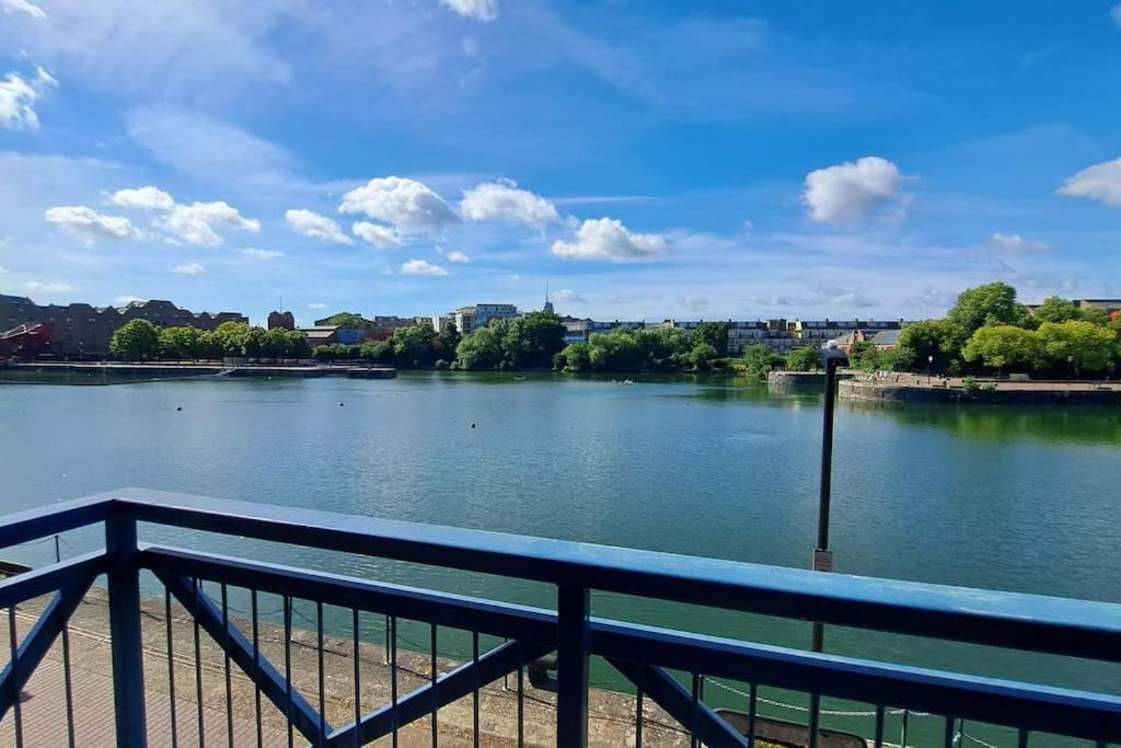 Wapping 700sqft 2 Bedroom - South Facing Dockside Views - Secure Parking Apartament Londra