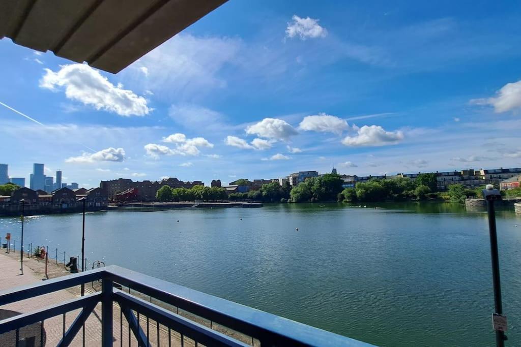 Wapping 700sqft 2 Bedroom - South Facing Dockside Views - Secure Parking Apartament *