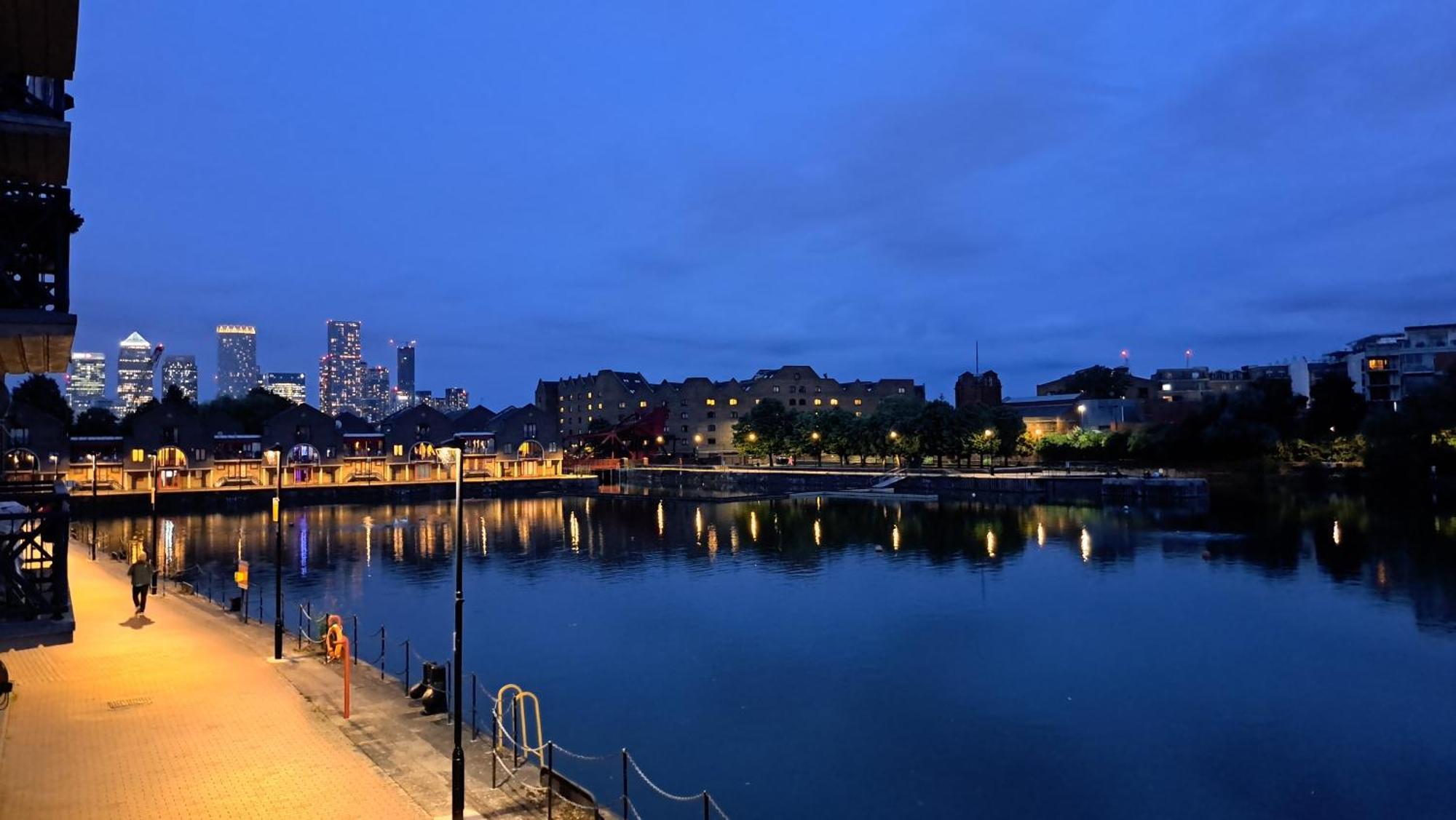 Wapping 700sqft 2 Bedroom - South Facing Dockside Views - Secure Parking Apartament Londra