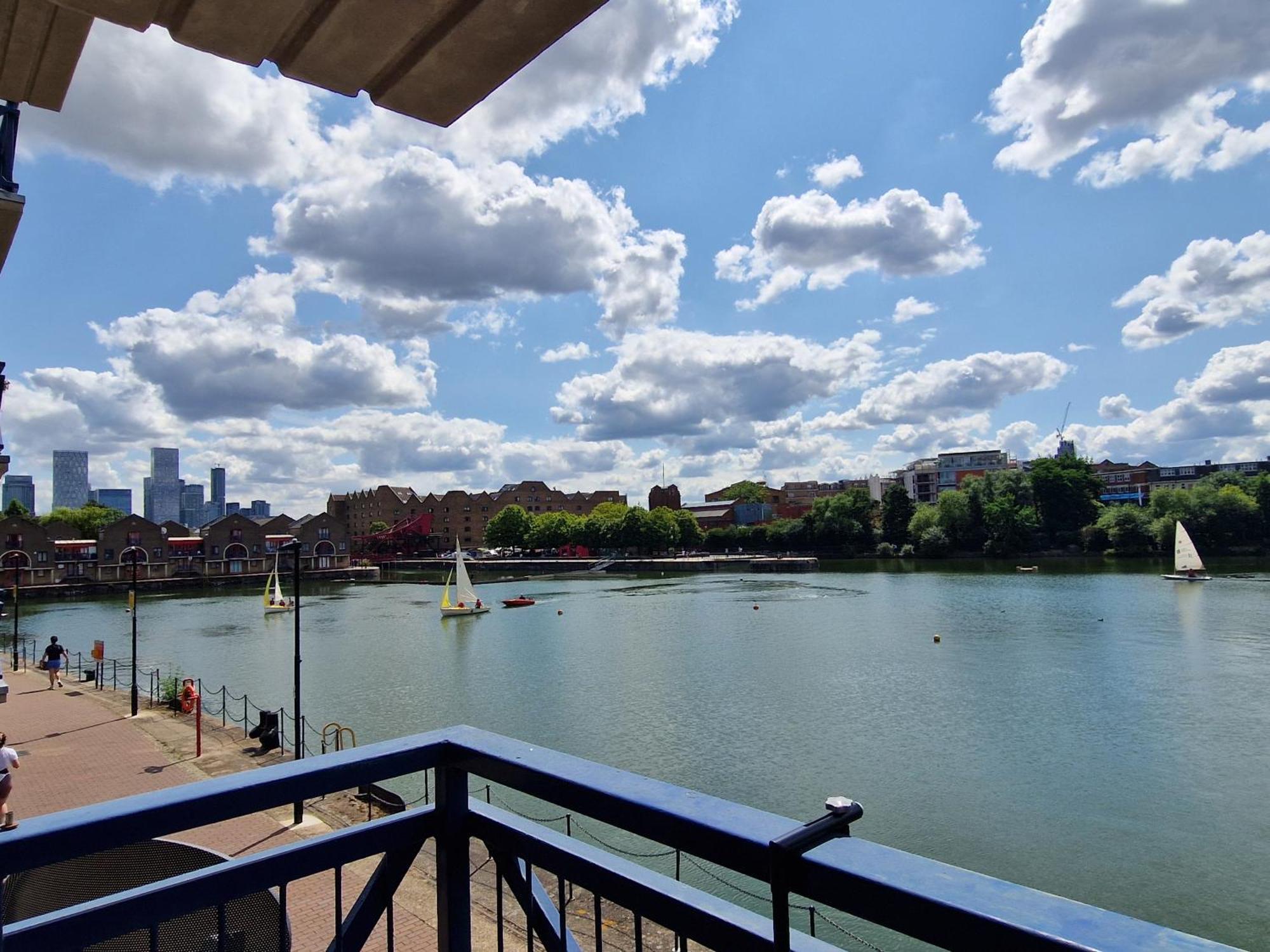Wapping 700sqft 2 Bedroom - South Facing Dockside Views - Secure Parking Apartament Londra