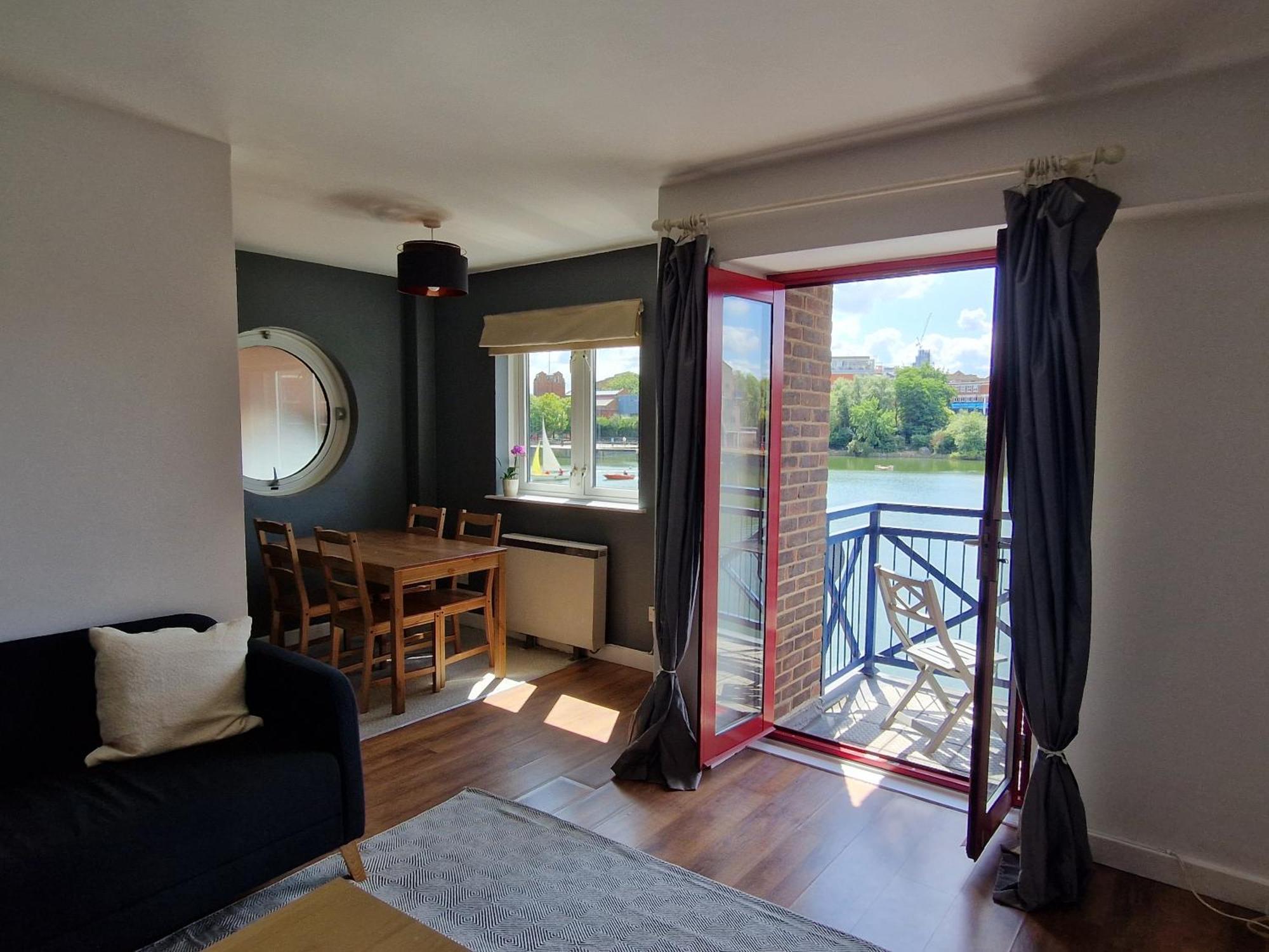 Wapping 700sqft 2 Bedroom - South Facing Dockside Views - Secure Parking Londra