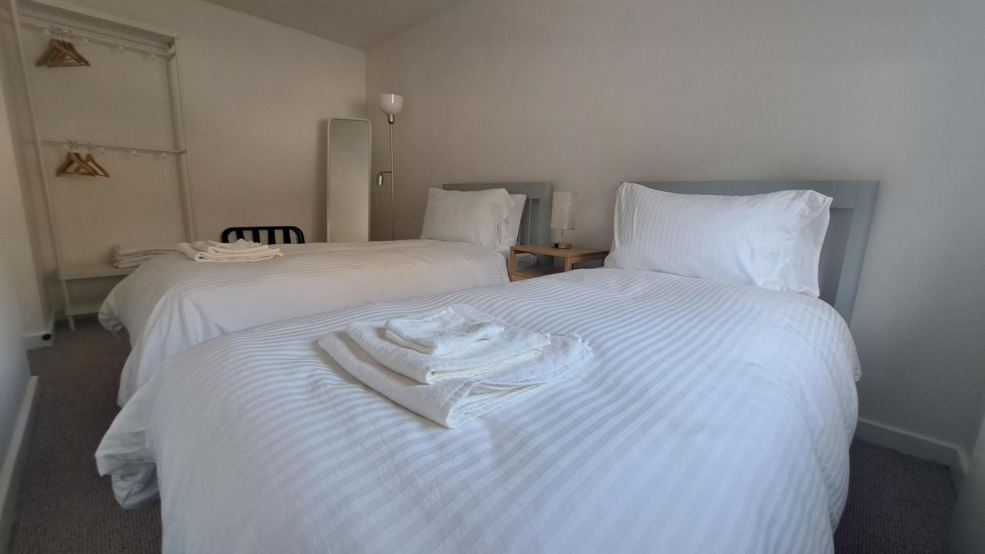Wapping 700sqft 2 Bedroom - South Facing Dockside Views - Secure Parking Apartament Londra